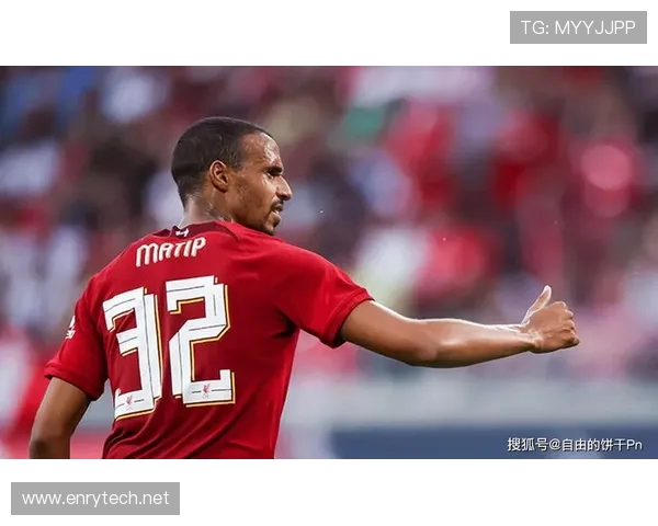 离开曼联后迎来巅峰表现的足坛传奇人物是谁